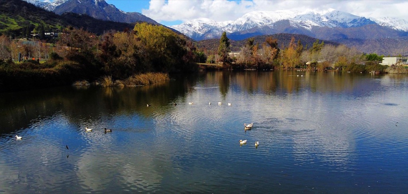 Laguna con la cordillera al fondo